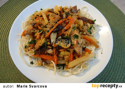 Kuřecí maso s Chow Mein nudlemi