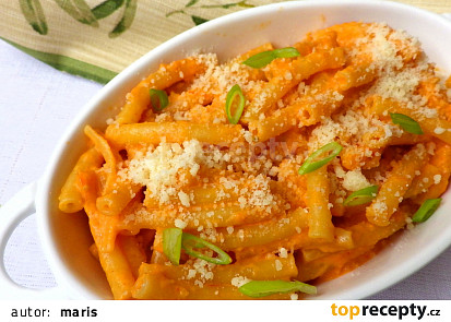 Těstoviny se smetanovou omáčkou z pečených paprik