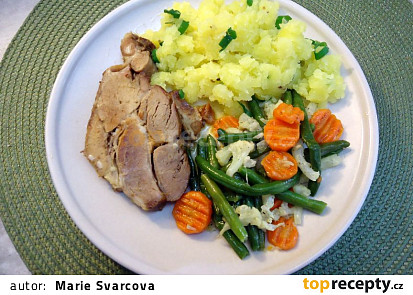 Pomalu pečená krkovička s máslovou zeleninou