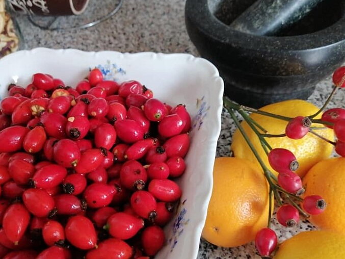 Šípkový sirup s vůní citronu a pomeranče