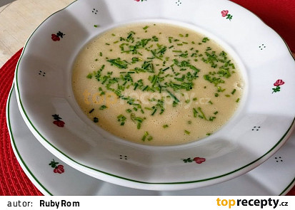 Krémová bramborová polévka s česnekem a smetanou