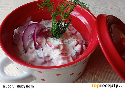 Salát z červené cibule s koprem