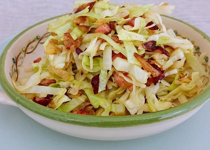 Zelný salát se slaninou a cibulí