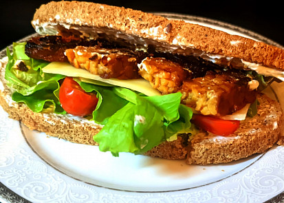 Grilovaná veganské tempeh sendviče