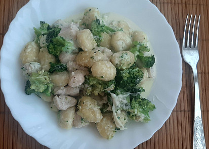 Zapečené gnocchi a kuřecím masem, brokolicí a smetanou