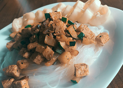 Skleněné nudle s tofu a cuketou