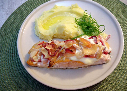 Losos na másle s jablkem, cibulí a Créme Fraiche