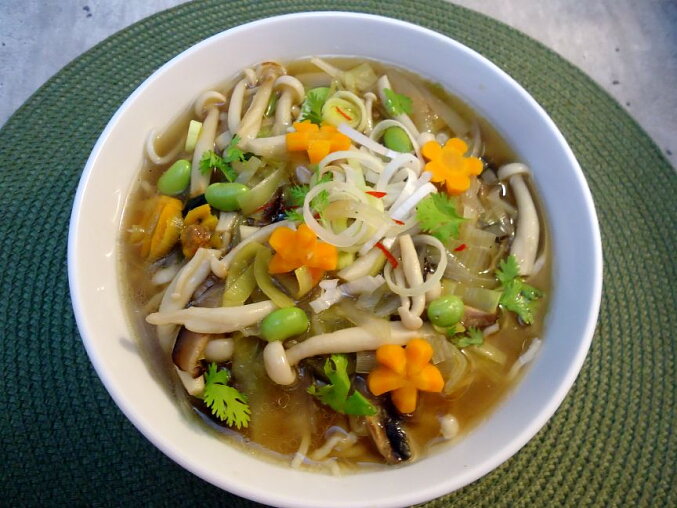Miso polévka s houbičkami shimeji