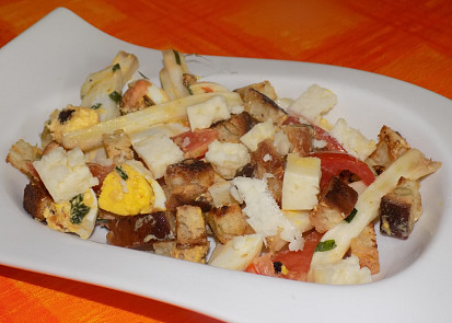 Chlebový salát se zeleninou