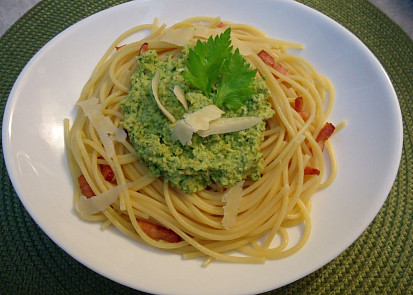 Špagety s pestem z řapíkatého celeru