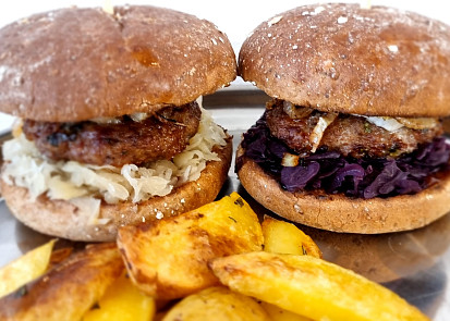 Hamburger s kozím sýrem a zelím k tomu domácí hranolky