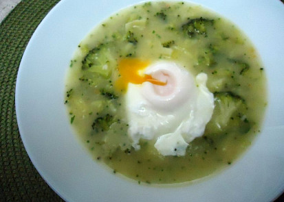 Bílá polévka s brokolicí a zastřeným vejcem