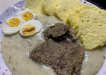 Koprová omáčka s hovězím masem a vajíčkem