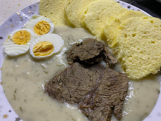 Koprová omáčka s hovězím masem a vajíčkem