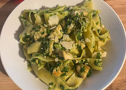 Pappardelle se špenátem, kuřetem, parmazánem a oříšky