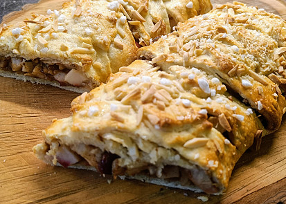 Jablkový závin s ořechy a brusinkami v rumu