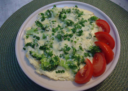 Brokolicová pánev se šunkou, vejci a sýry