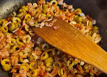 Špagety se slaninou, olivami a sýrem.