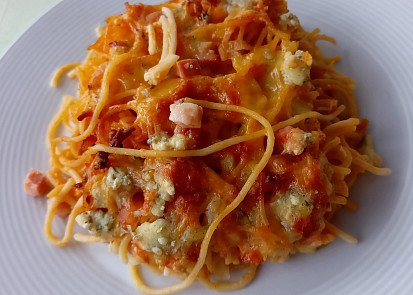 Špagety s uzeným masem, nivou a kysanou smetanou