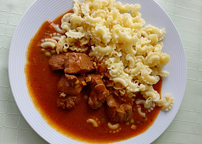 Hovězí maso na špeku s těstovinami