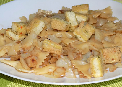 Těstoviny se zelím a tofu