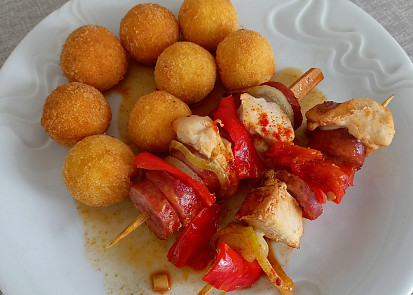 Kuřecí špízy a domácí krokety