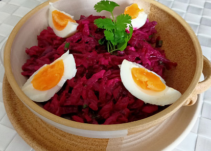 Salát z červené řepy s vejci a okurkou