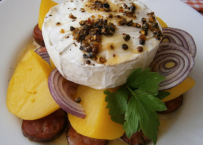 Camembert s klobásou, bramborem a cibulí z mikrovlnné trouby