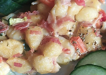 Gnocchi s opečenou šunkou, rajčaty a okurkou