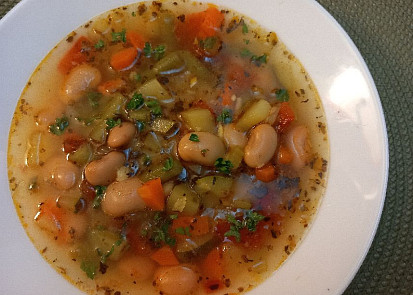 Provensálská polévka s bílými fazolemi a bylinkami
