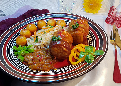 Kousky kýty, pečené v bůčku a domácí slanině, hlávkové zelí a karamelizovaná cibulka