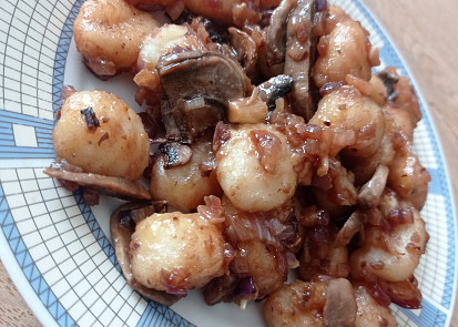 Pečené gnocchi se žampiony a cibulí