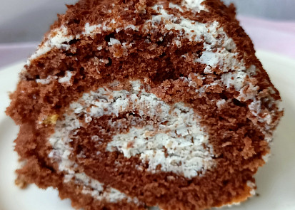 Kakaová roláda s tvarohovým krémem sypaná čokoládou