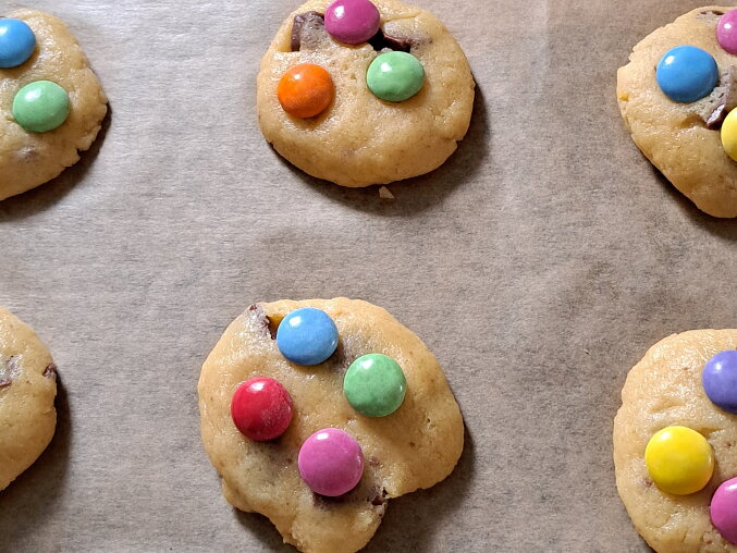 Cookies s čokoládou a lentilkami