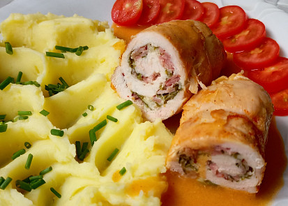 Kuřecí rolky plněné čerstvými bylinkami, slaninou a sýrem