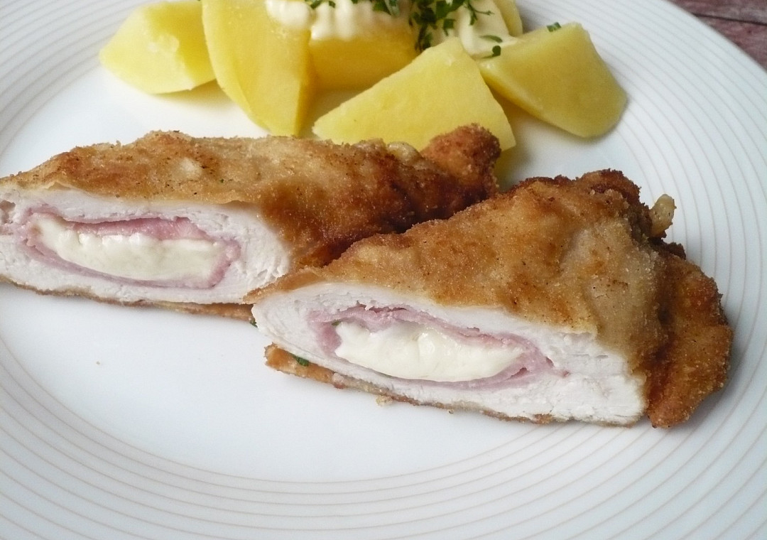 Smažená kuřecí kapsa se šunkou a sýrem - Cordon Bleu