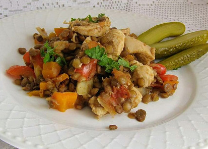 Čočka s kuřecím masem a zeleninou