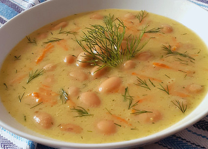 Cuketová polévka s fazolemi a koprem