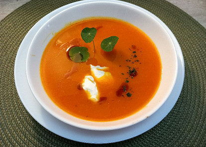 Dýňová polévka s mrkví, zázvorem a lahůdkovým droždím