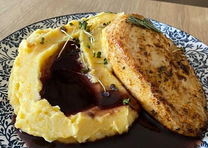 Kuřecí steak s kaší a vínovou omáčkou.