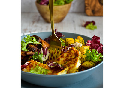 Grilovaný halloumi, opékané brambory s koprem a žampióny