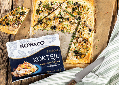 Slaný koláč s mořským koktejlem, olivami a cibulí