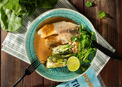 Tilápie v arašídové omáčce s pak choi, rýží a koriandrem
