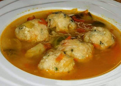 Zeleninová polévka s kapustičkami a tofu knedlíčky