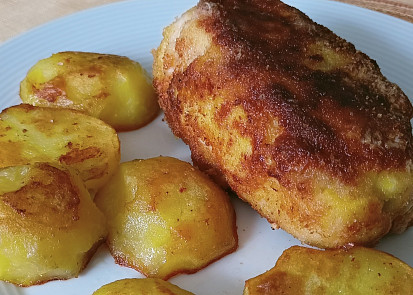 Smažená kuřecí prsa plněná šunkou a nivou