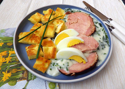 Smetanová bylinková omáčka se svítkem a uzeným masem