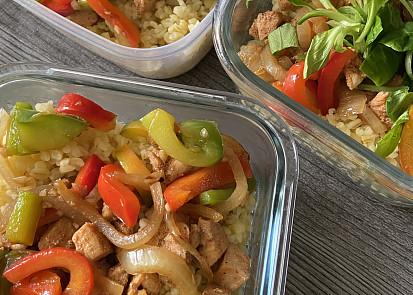 Bulgur s osmaženou zeleninou a kuřecím masem