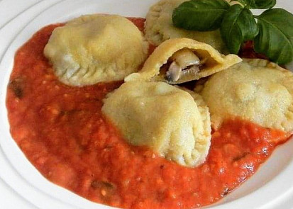 Domácí ravioly plněné žampiony s rajčatovou omáčkou