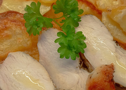 Kuřecí supreme sous-vide zapečené s rozmarýnovými bramborami v MTH