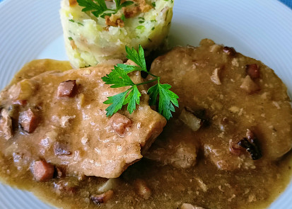 Vepřové kotlety na slanině s bylinkami